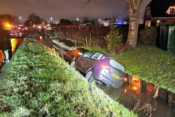 Auto belandt in sloot nadat ramen beslaan