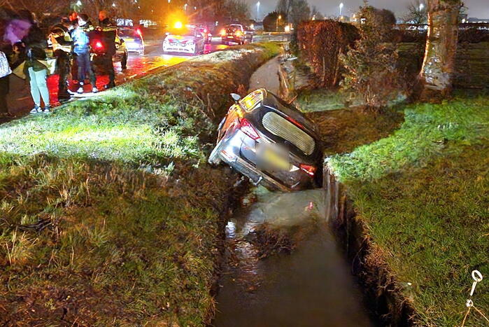 Auto belandt in sloot nadat ramen beslaan