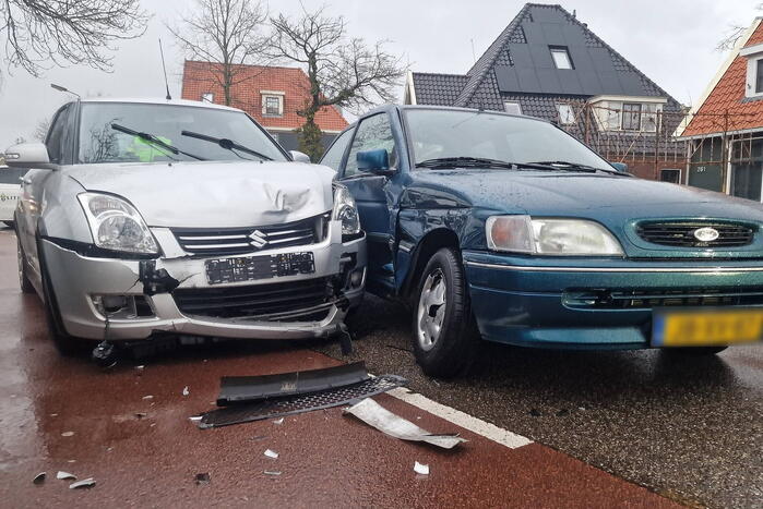 Flinke schade bij ongeval tussen twee auto's