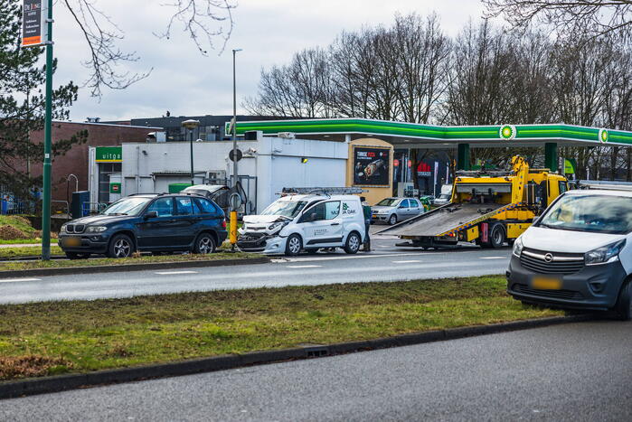 Weg deels afgesloten na verkeersongeval