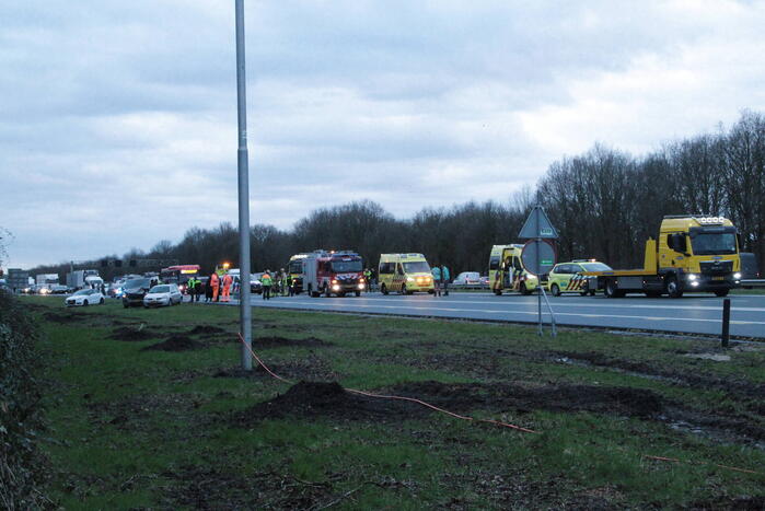 Snelweg dicht na aanrijding met meerdere voertuigen