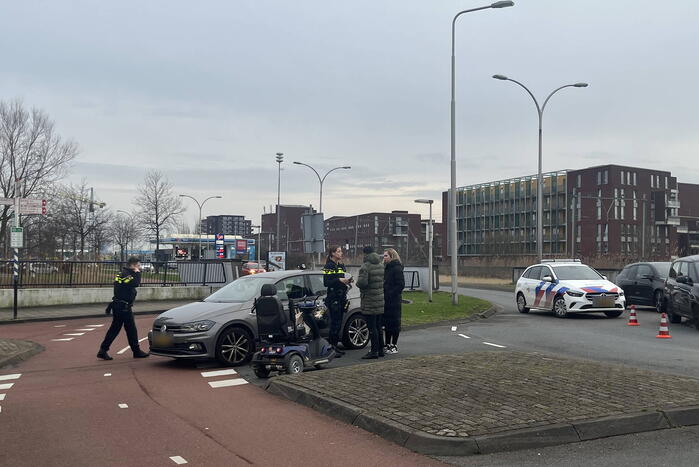 Bestuurder scootmobiel aangereden bij oversteek van rotonde