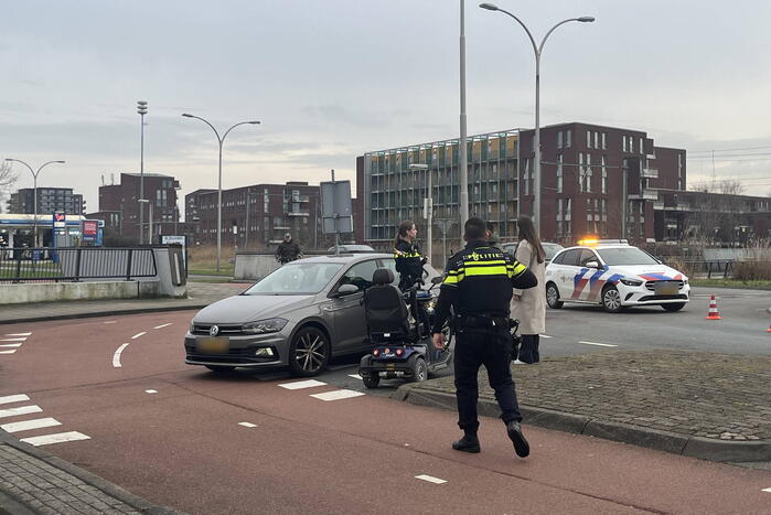 Bestuurder scootmobiel aangereden bij oversteek van rotonde