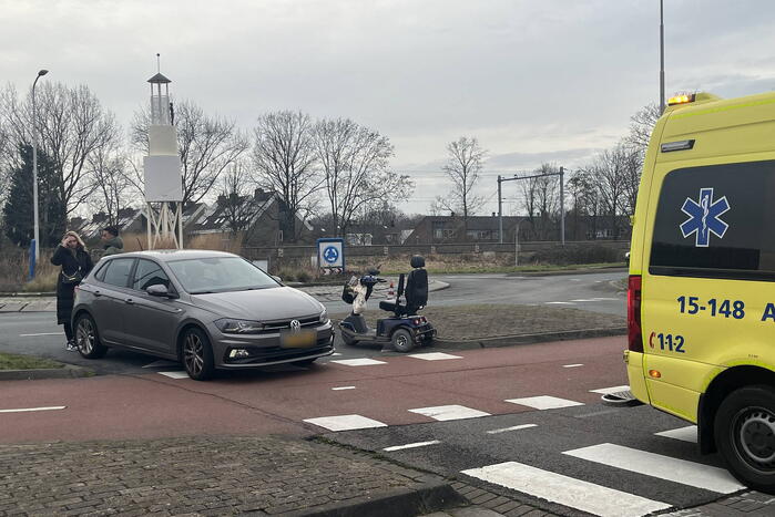 Bestuurder scootmobiel aangereden bij oversteek van rotonde