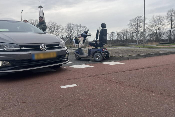 Bestuurder scootmobiel aangereden bij oversteek van rotonde