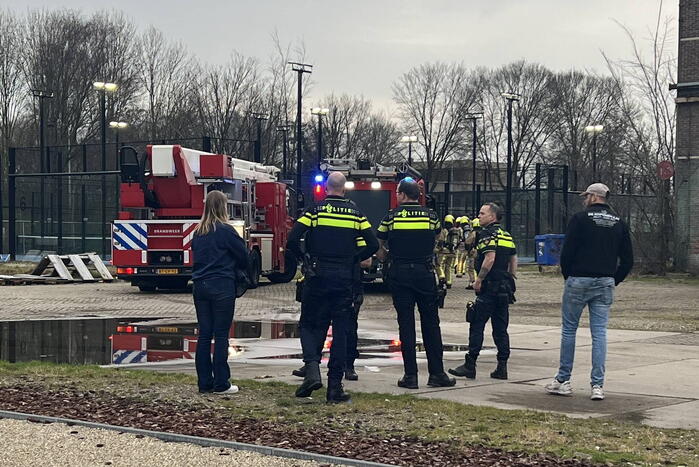 Brandweer schaalt op bij brand in slooppand