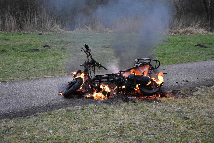 Politie blust brandende scooter in natuurgebied