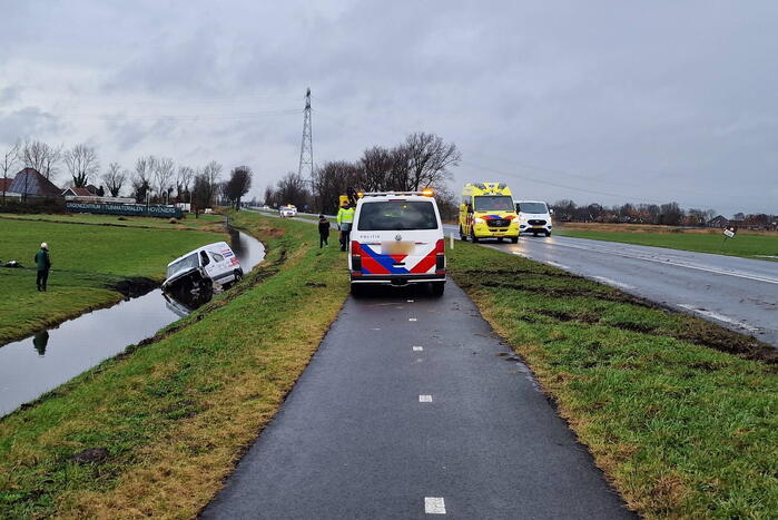 Bestuurder belandt met bestelbus in sloot