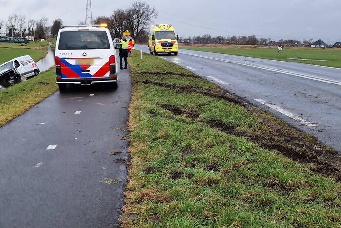 Bestuurder belandt met bestelbus in sloot