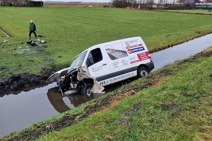 Bestuurder belandt met bestelbus in sloot