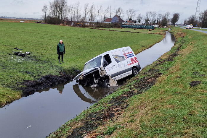Bestuurder belandt met bestelbus in sloot