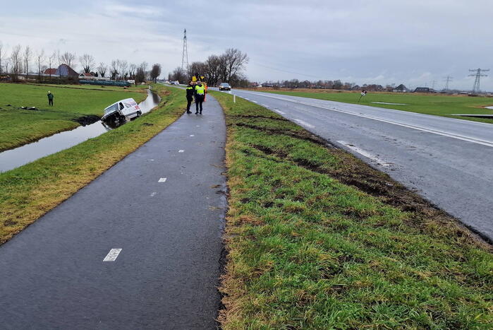 Bestuurder belandt met bestelbus in sloot