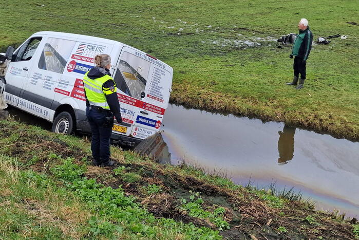 Bestuurder belandt met bestelbus in sloot