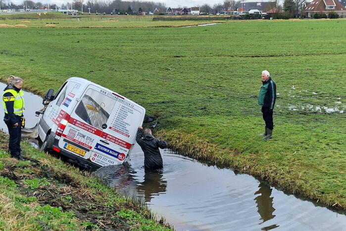 Bestuurder belandt met bestelbus in sloot