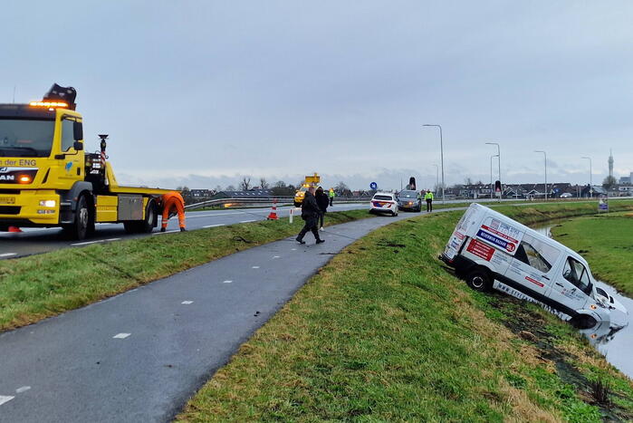 Bestuurder belandt met bestelbus in sloot