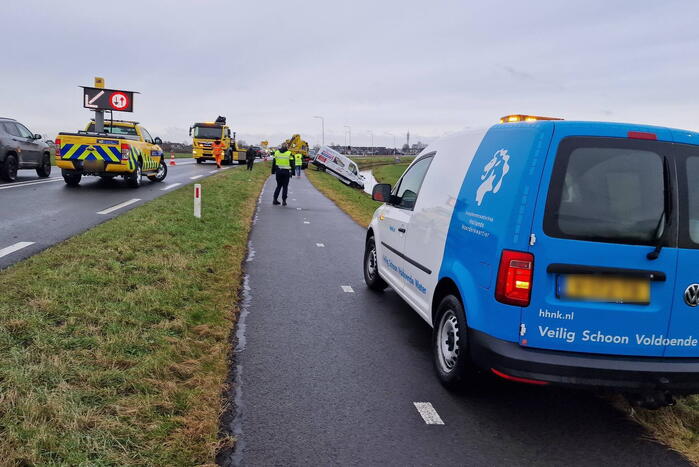 Bestuurder belandt met bestelbus in sloot