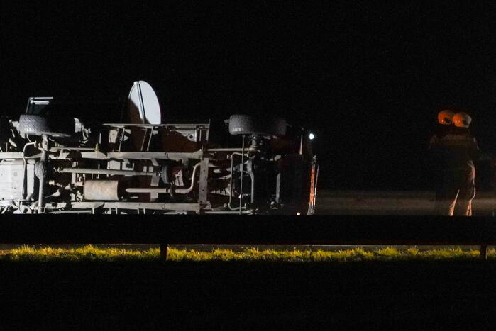 Auto belandt op zijkant na ongeval