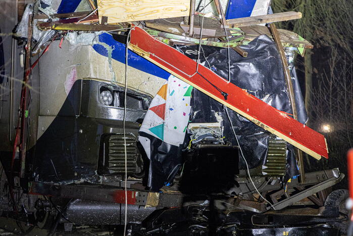 Trein botst op carnavalswagen: machinist gewond