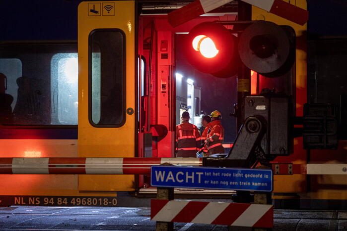 Trein botst op carnavalswagen: machinist gewond