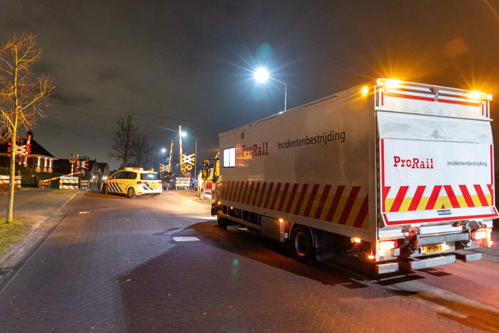 Trein botst op carnavalswagen: machinist gewond