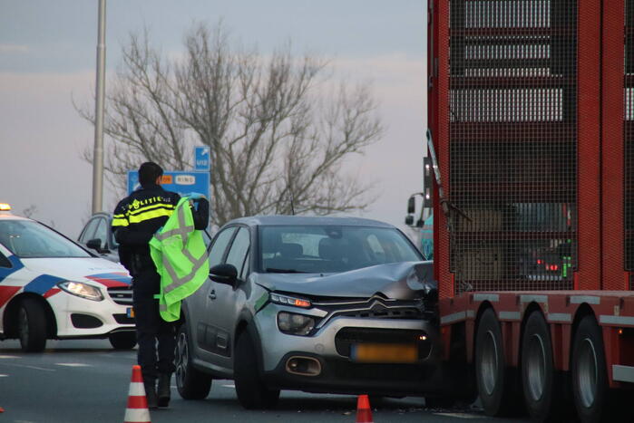 Automobilist ziet file over het hoofd en botst op vrachtwagen