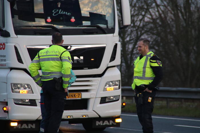 Automobilist ziet file over het hoofd en botst op vrachtwagen