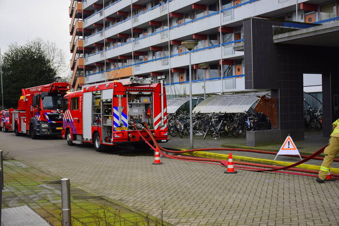 Brandweer oefent flatbrand in hoogbouw