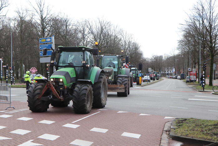Boeren bieden pamflet aan bij Provinciehuis
