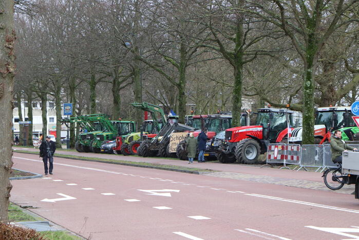 Boeren bieden pamflet aan bij Provinciehuis