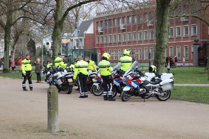 Boeren bieden pamflet aan bij Provinciehuis