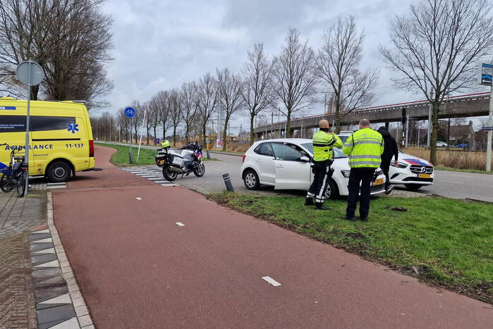 Fietser belandt op voorruit van auto bij botsing
