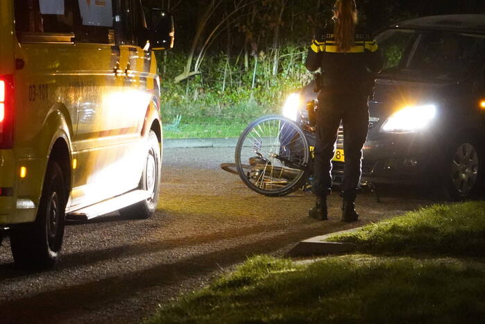 Meisje op fiets aangereden door auto