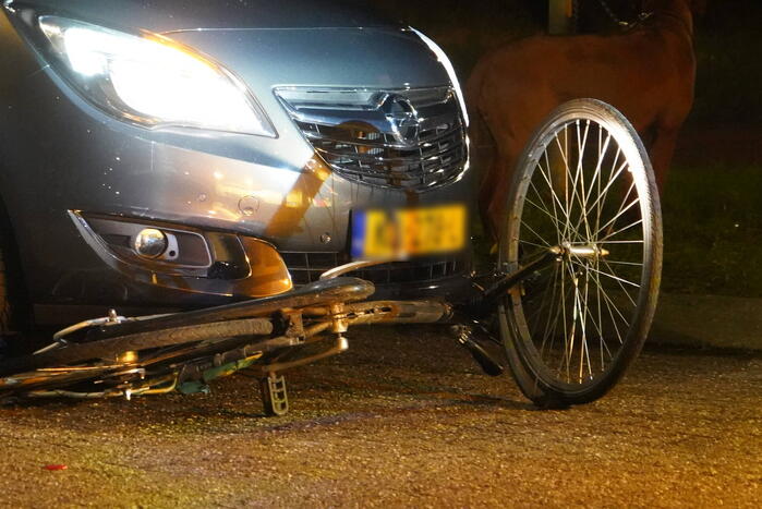 Meisje op fiets aangereden door auto