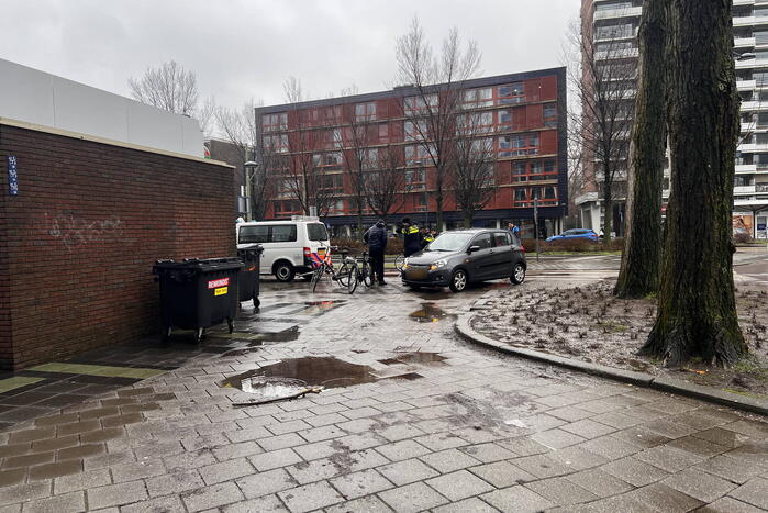 Fietser en automobilisten botsen op rotonde