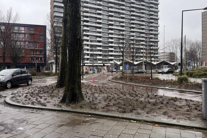 Fietser en automobilisten botsen op rotonde
