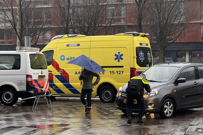 Fietser en automobilisten botsen op rotonde