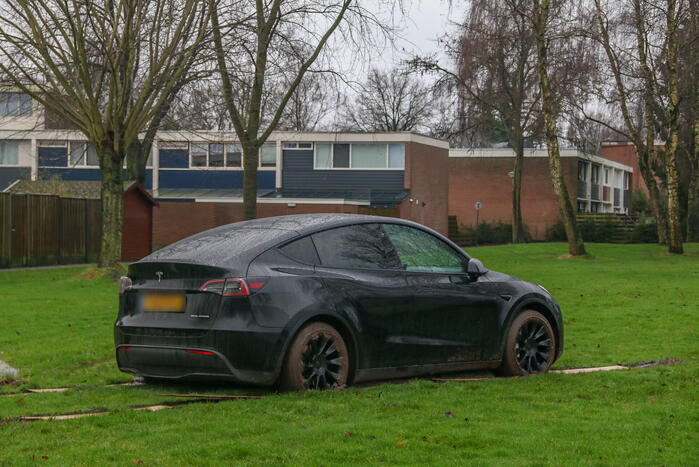 Tesla bestuurster neemt kortste weg naar huis