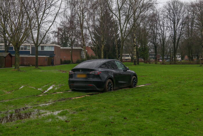 Tesla bestuurster neemt kortste weg naar huis