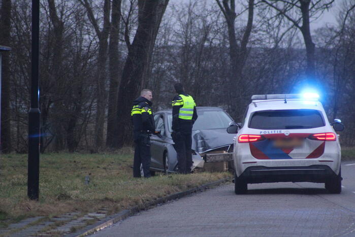 Automobilist raakt van de weg en ramt lantaarnpaal