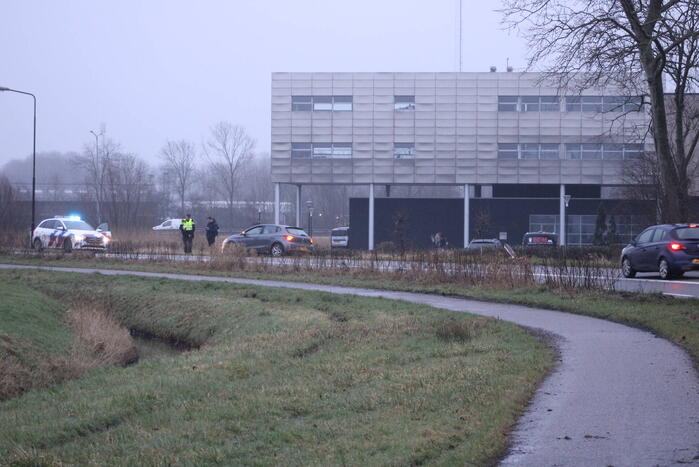 Automobilist raakt van de weg en ramt lantaarnpaal