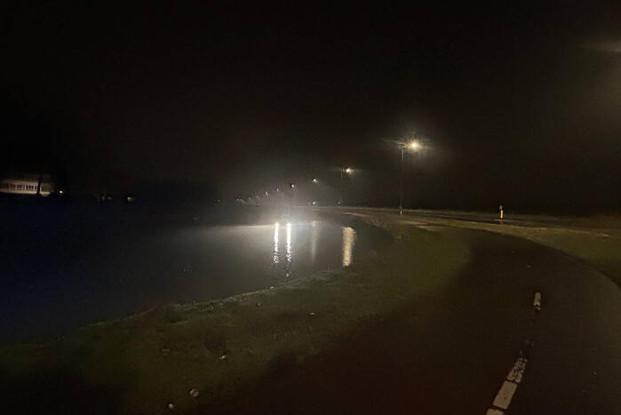 Auto raakt van de weg en rijdt de sloot in