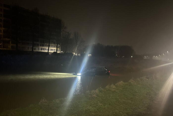 Auto raakt van de weg en rijdt de sloot in