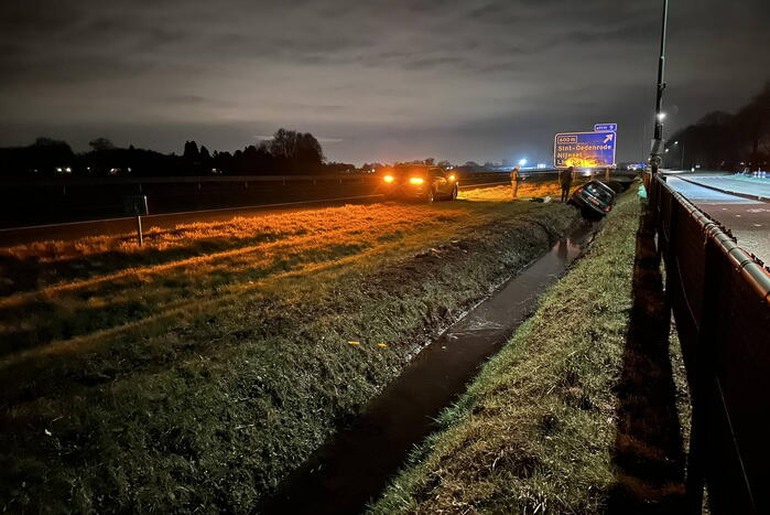 Automobiliste belandt in sloot naast snelweg