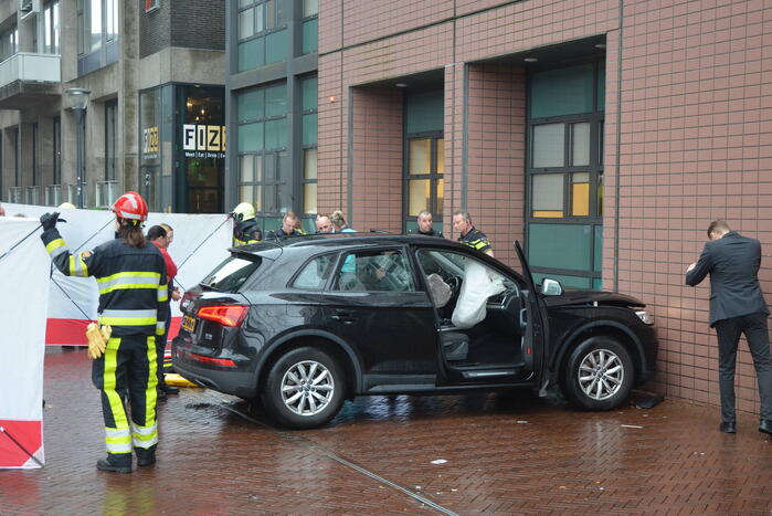 Automobilist botst tegen gerechtsgebouw