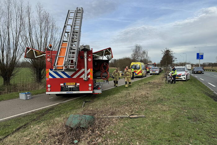 Automobilist verliest macht over stuur en belandt op de kop in sloot