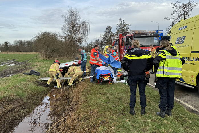 Automobilist verliest macht over stuur en belandt op de kop in sloot
