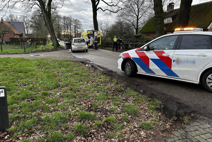 Crossbrommer en automobilist botsen