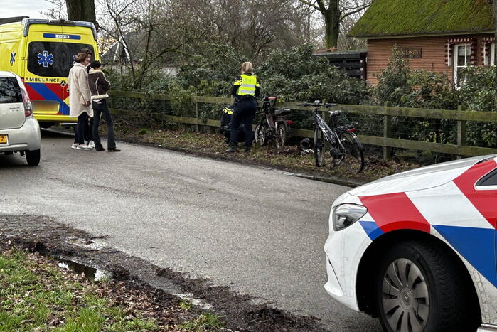 Crossbrommer en automobilist botsen