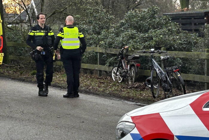 Crossbrommer en automobilist botsen