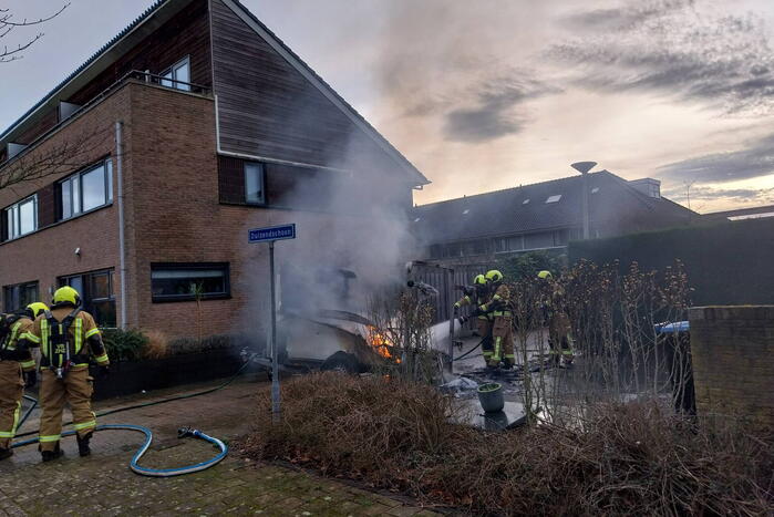 Aanhanger volledig in lichterlaaie